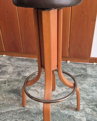 Tre sgabelli in pelle e legno vintage anni '60
