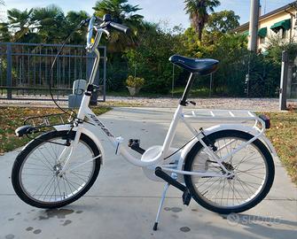 Bici pieghevole bianca 