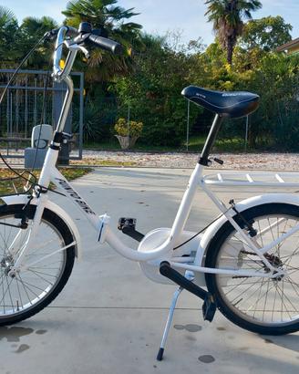 Bici pieghevole bianca 
