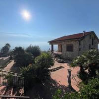 VILLA SU PIU' LIVELLI CON PISCINA E GIARDINO
