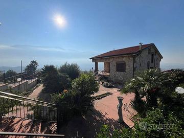 VILLA SU PIU' LIVELLI CON PISCINA E GIARDINO