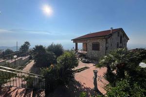 VILLA SU PIU' LIVELLI CON PISCINA E GIARDINO