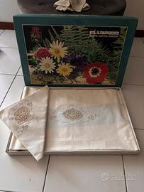 Due Set di lenzuola ricamate per letto singolo