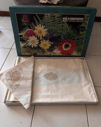 Due Set di lenzuola ricamate per letto singolo