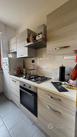 Cucina + soggiorno + tavolo