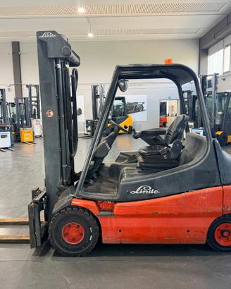 CARRELLO ELEVATORE ELETTRICO LINDE E 30