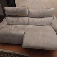 Divano 2 posti con alzapiedi e schienale elettrici