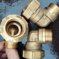 Raccordo ottone a gomito per polietilene 32x1 M