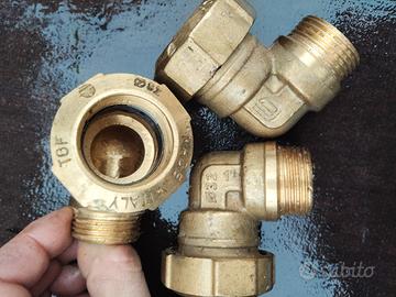 Raccordo ottone a gomito per polietilene 32x1 M