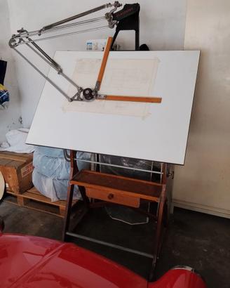 Tvolo da disegno con tecnigrafo