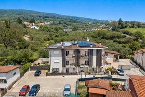 Cave:appartamento con giardino e due posti auto