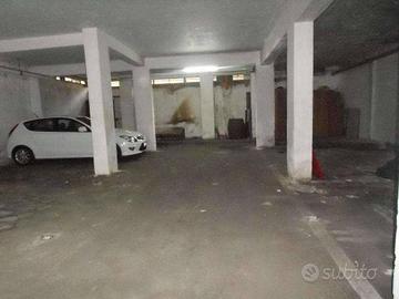 Box / Garage di 300 m² a Mondragone