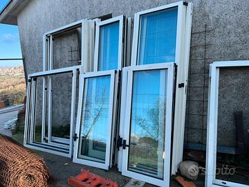 Infissi in alluminio di varie dimensioni