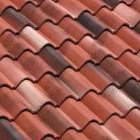 Tegole a coppi con effetto anticato.