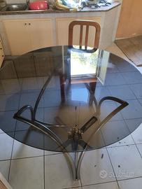 Tavolo con piano rotondo in cristallo