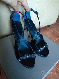 Sandali con pietre gioiello 