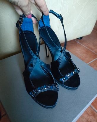 Sandali con pietre gioiello 