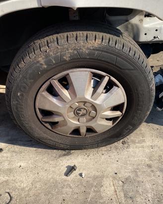 Treno di pneumatici 225/70 R 15c