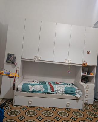 Armadio completo di due letti singoli e materassi 