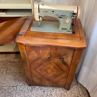 Macchina da cucire Novital con mobile in legno