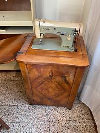 Macchina da cucire Novital con mobile in legno