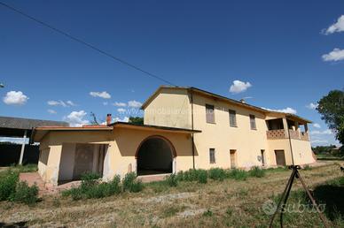 CL10 - Ampio casale abitabile con annessi e terren