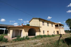 CL10 - Ampio casale abitabile con annessi e terren