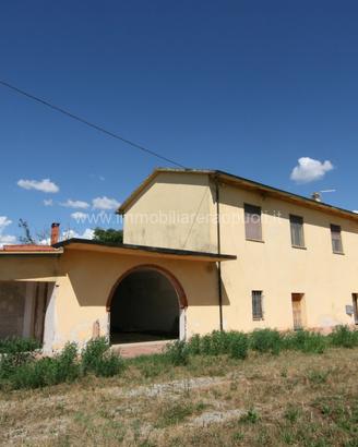 CL10 - Ampio casale abitabile con annessi e terren