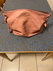 Borsa in vera pelle con pezzi dorati