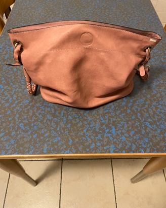 Borsa in vera pelle con pezzi dorati