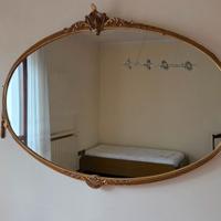 Specchio grande ovale con cornice dorata da parete
