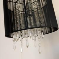 lampadario e mobile cameretta