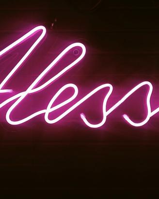 Scritte e nomi led neon.