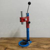 Tappatrice per tappi a corona