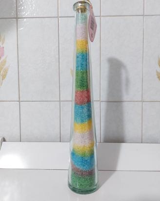 Bottiglia con sali da bagno colorati