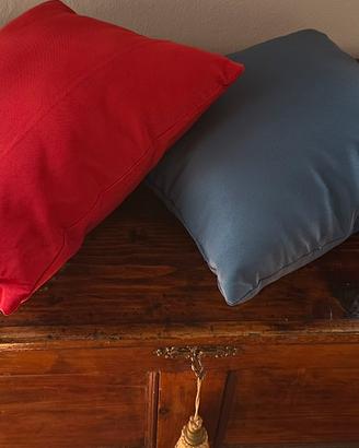 Coppia cuscini uno rosso uno blu