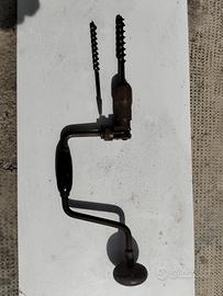 Antico trapano a mano da falegname 