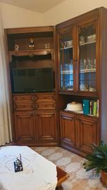 Tavolo con sedie e credenza
