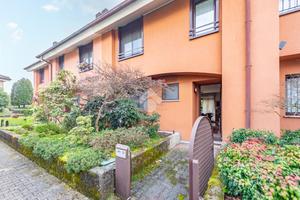 VILLA A SCHIERA A ARESE