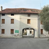 CASA IN LINEA CON MAGAZZINO ED ORTO