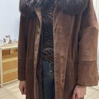 Cappotto scamosciato con collo in volpe