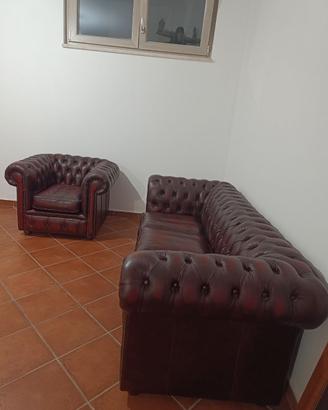 Divano e poltrona Chesterfield mai usati 
