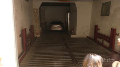 Via della vittoria Ferrara garage