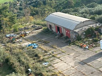 Marmi, blocchi, mattoni e ferraglie varie