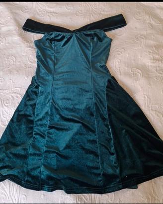 vestitino di velluto verde scuro, spalle scoperte
