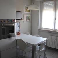 Tavolo penisola in laminato con gambe in acciaio