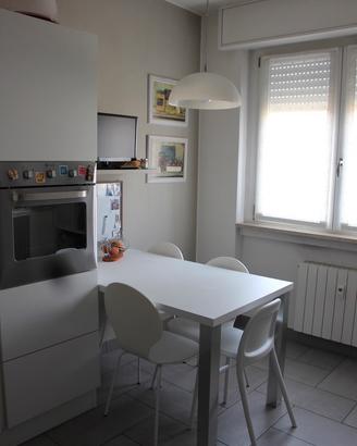 Tavolo penisola in laminato con gambe in acciaio