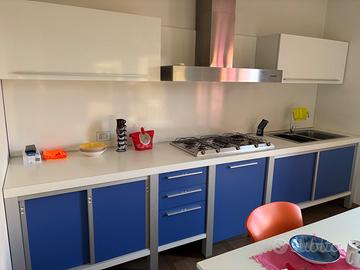 Cucina blu bianca e grigia