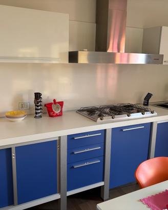 Cucina blu bianca e grigia