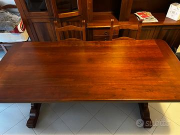 Tavolo in legno massello e 4 sedie abbinate